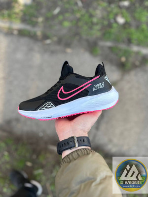 ​Кросівки Nike 38 р. Матеріали:
Текстиль + піна
Сезон:
Весна-літо