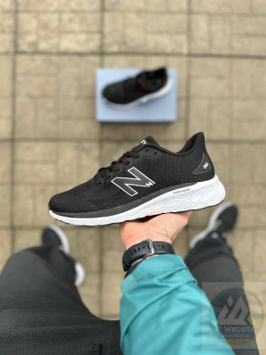​Кросівки New Balance 860 43 р. Матеріали:
Сквозний текстиль + піна
Сезон:
Весна-літо