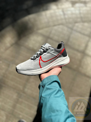 ​Кросівки Nike Zoom Сірі з червоним
Матеріали:
Текстиль + піна.
Сезон:
Літо