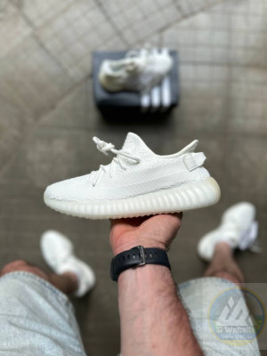 ​Кросівки Adidas Yeezy 350 (рефлектів) 36-40 р. Матеріали:
Легкий текстиль + піна Boost
Сезон:
Літо