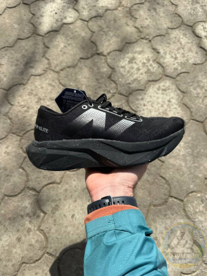 ​Кросівки New Balance Elite V4 Ліцензія 41 (26 см.) Матеріали:
Легкий текстиль + мʼяка піна