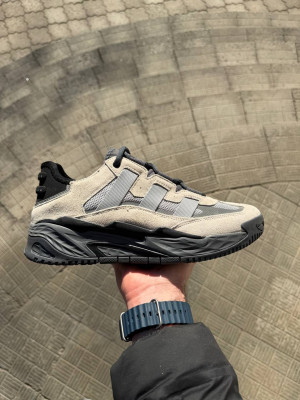 ​Кросівки Adidas Niteball 44 (28 см.) Весна Повномірні
Матеріали:
Текстиль + натур.замша + піна
Сезон:
Весна