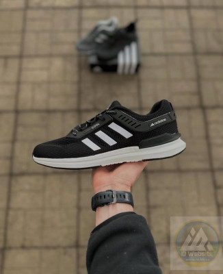 Кросівки Adidas 2 кольори 45 (29-29.5 см.) Матеріали:
Сквозний текстиль + легка піна
Сезон:
Літо