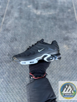 ​Кроссовки Nike Air Max Plus TN Матеріали:
Текстиль + шкіра + піна
Сезон:
Весна