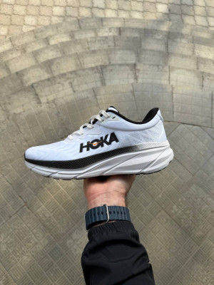 ​​Кросівки Hoka 42 (26.5 см.) р. Весна-Літо Матеріали:
Легкий текстиль + піна 
Сезон:
Весна-Літо