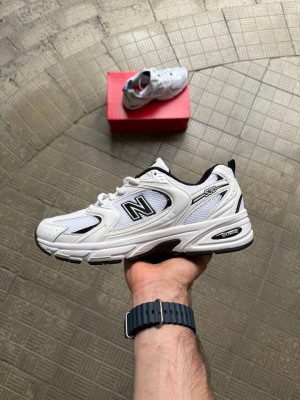 ​Кросівки New Balance 530 44 (28-28.5 см.) Літо Матеріали:
Легкий текстиль + піна.
Сезон:
Літо