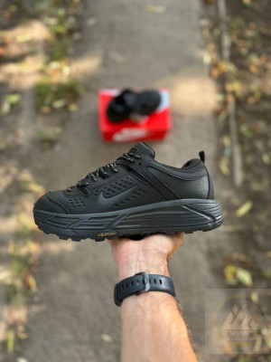 ​​Кросівки Nike ACG Running 42 (26-26.5 см.) Gore-Tex, Є ОПТ Є ОПТ, дропшипінг, роздріб
Gore-Tex
Матеріали:
Нубук + піна + утеплення у середині.
Сезон:
На холодну осінь та зиму