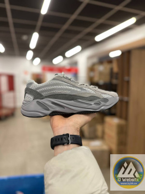 Кроссовки Adidas Yeezy Boost 700 V2 42 (26.5 см.) Весна-Осiнь Матеріали: 
натур. замша + текстиль + піна
Сезон:
Весна