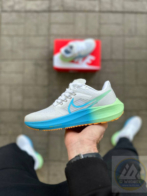 ​Кросівки Nike Zoom Pegasus 40 (25.5 см.) Матеріали:
Ллегкий текстиль + піна
Сезон:
Літо