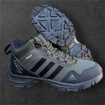 ​Кросівки Adidas 41 (26 см.) Хутро Матеріал:
Шкіра з Хутром
Водонепроникні
Сезон
Зима