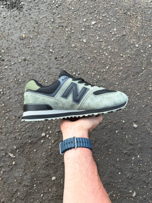 Кросівки New Balance 574 41-45 р. Весна-Літо Кросівки New Balance 574 41-45 р. Весна-Літо Маломірки
Є ОПТ, дропшипінг, роздріб
Матеріали:
Натур. замша + текстиль.
Сезон:
Весна-Літо