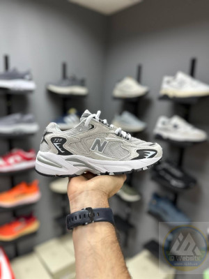 ​Кросівки New Balance 725 40 (25.5 см.) р. Весна-літо Матеріали:
Текстиль + натур. замша + шкіра + піна
Сезон:
Весна-літо