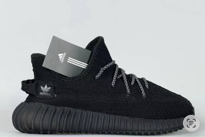 ​​Кросівки Adidas Yeezy Boost 350 41 (25.5-26 см.) р. Літо Матеріали:
Текстиль + піна
Сезон:
Літо