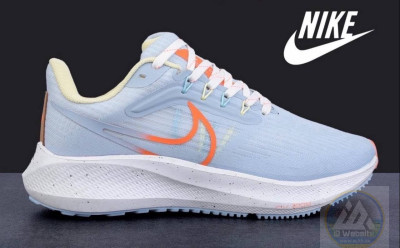 ​Кросівки Nike Zoom Pegasus 36 (22.5-23 см.) Матеріали:
Легкий текстиль + піна
Сезон:
Весна-літо