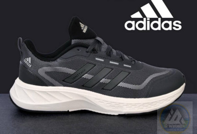 ​Кросівки Adidas Supernova Rise 43-44 р. Матеріали:
Сквозний текстиль + піна.
Сезон:
Літо